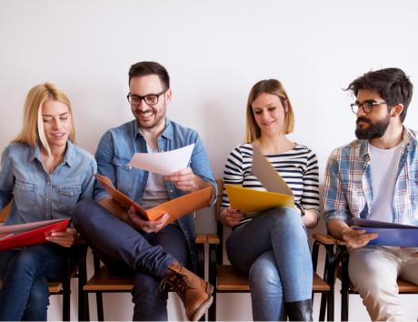 Candidats attendant un entretien d’embauche, illustrant l’importance des mots-clés dans un CV