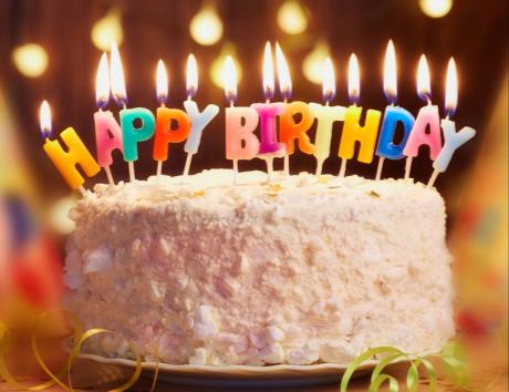 Imagen de una tarta de cumpleaños que ilustra la fecha de nacimiento en currículum