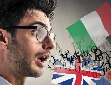 Montage d’une personne s’exprimant devant des drapeaux pour illustrer la rubrique Langues d’un CV.