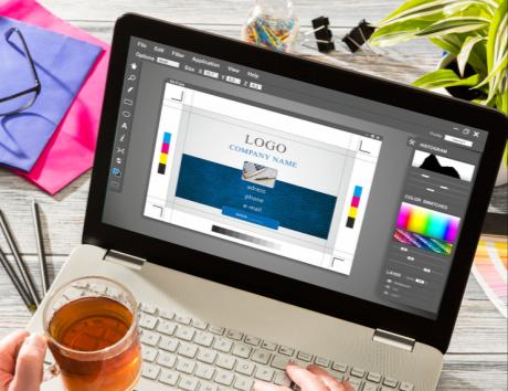 Schermo di computer con grafica colorata per indicare curriculum creativo cos'è