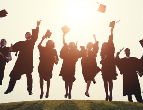 Jeunes diplômés sautant en l’air pour illustrer la rubrique formation sur un CV