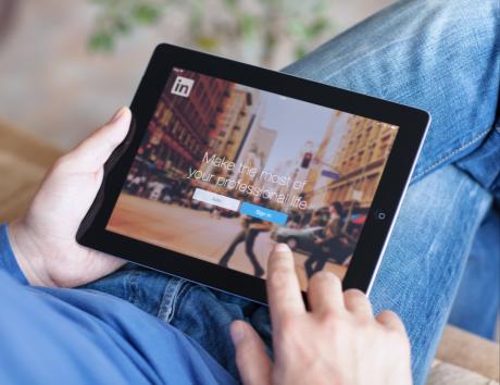 Personne utilisant une tablette avec la page de connexion LinkedIn à l’écran