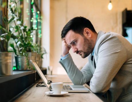 Homme cherchant comment expliquer un trou dans son CV