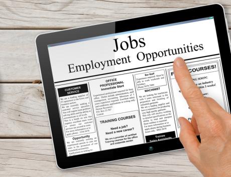 Candidat sélectionnant des annonces sur un site de recherche d’emplois