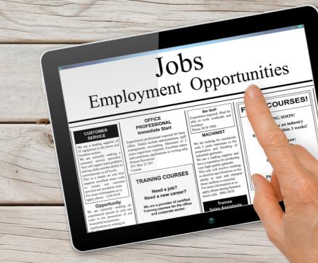 Candidat sélectionnant des annonces sur un site de recherche d’emplois