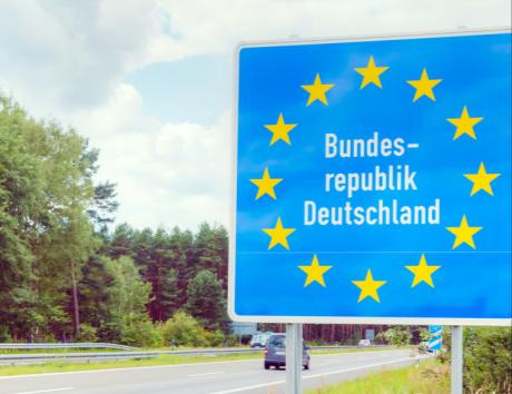 Imagen de un letrero fronterizo de Alemania para ilustrar el currículum en alemán