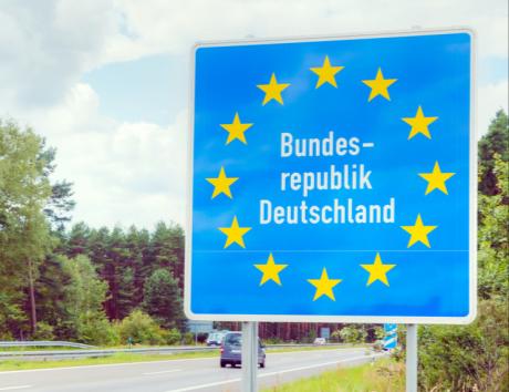 Cartello stradale con la scritta Bundesrepublik Deutschland per introdurre come creare un curriculum in lingua tedesca