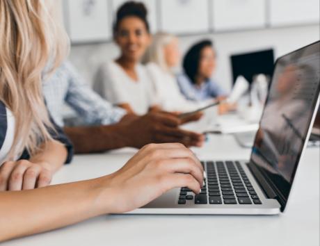 Persona muestra el teclado de un portátil para ilustrar la mejor letra para CV