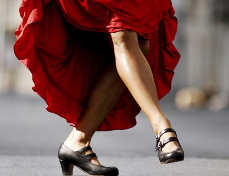 Immagine di danzatrice tradizionale spagnola con inquaratura su gonna rossa e scarpe nere per indicare curriculum lingua spagnola
